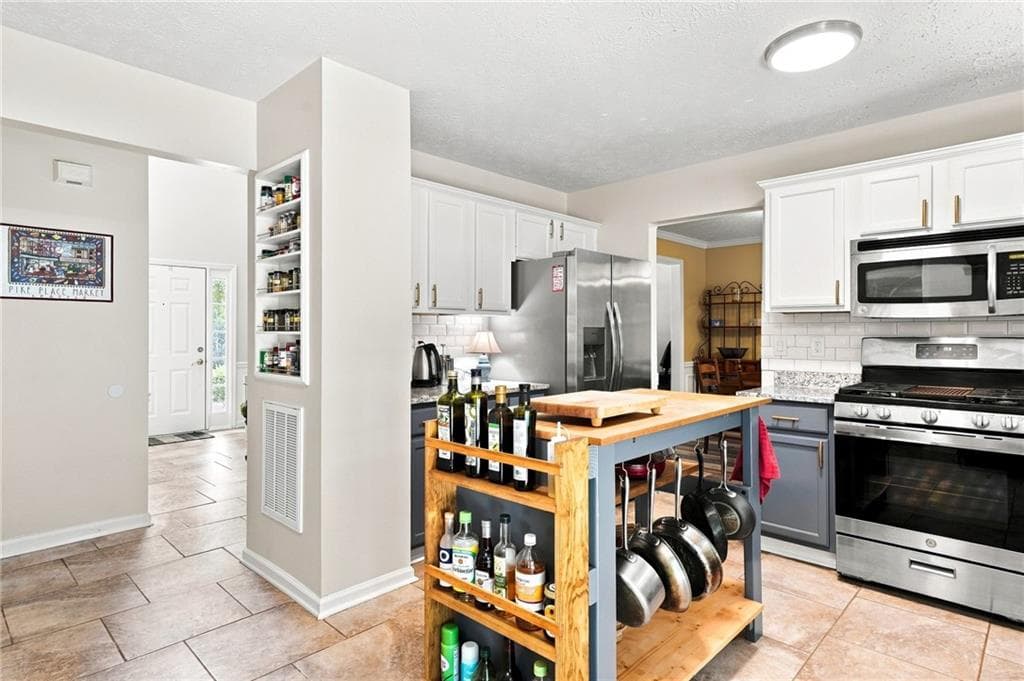 4 bedroom, 3 bathroom, 2,286 sq ft single family residence for sale at 1593 Woodmore Drive, Marietta, GA 30008 — photo 6