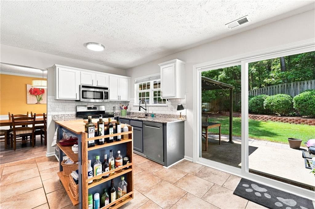 4 bedroom, 3 bathroom, 2,286 sq ft single family residence for sale at 1593 Woodmore Drive, Marietta, GA 30008 — photo 9