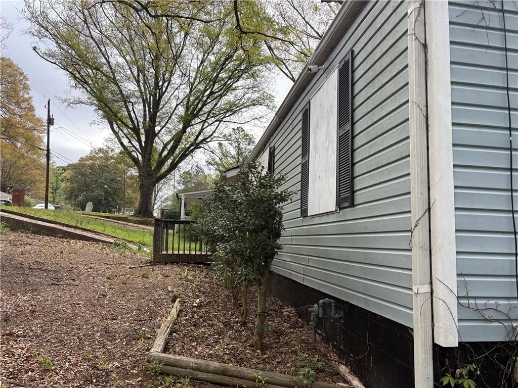 2 bedroom, 1 bathroom, 768 sq ft single family residence for sale at 2550 Godfrey Drive, Atlanta, GA 30318 — photo 3