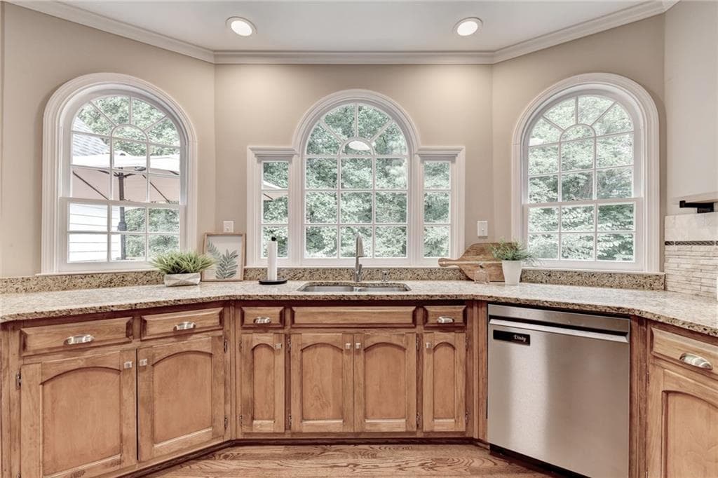 5 bedroom, 4 bathroom, 4,119 sq ft single family residence for sale at 350 Welwyn Walk, Alpharetta, GA 30022 — photo 3