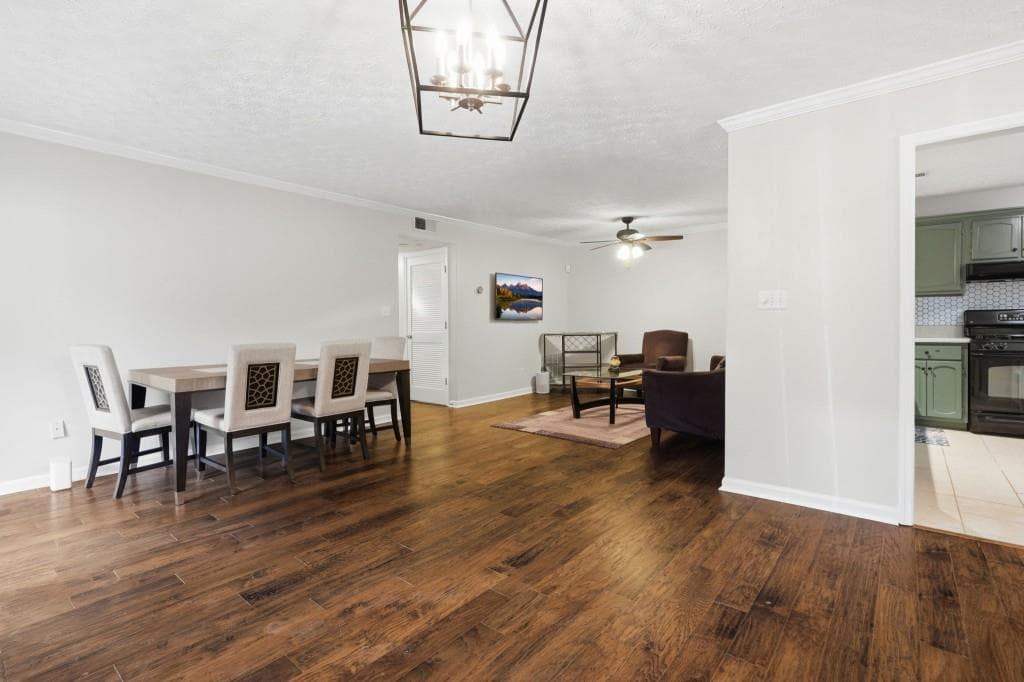 2 bedroom, 2 bathroom, 1,300 sq ft condominium for sale at 1402 N Crossing Drive, Atlanta, GA 30329 — photo 3