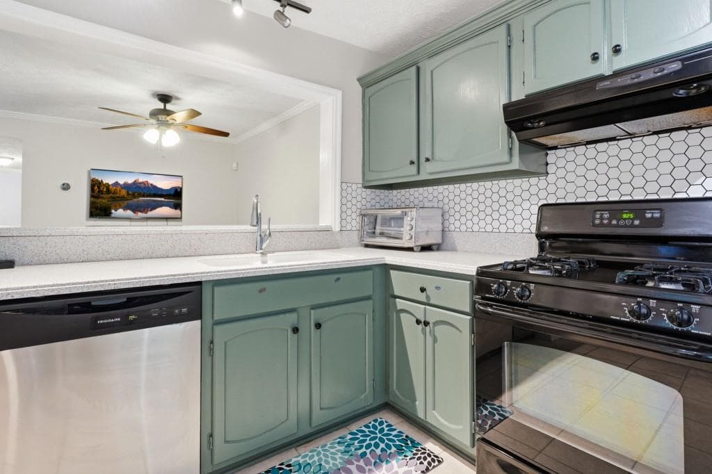 2 bedroom, 2 bathroom, 1,300 sq ft condominium for sale at 1402 N Crossing Drive, Atlanta, GA 30329 — photo 9