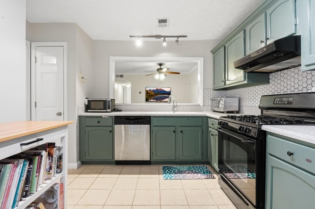 2 bedroom, 2 bathroom, 1,300 sq ft condominium for sale at 1402 N Crossing Drive, Atlanta, GA 30329 — photo 10