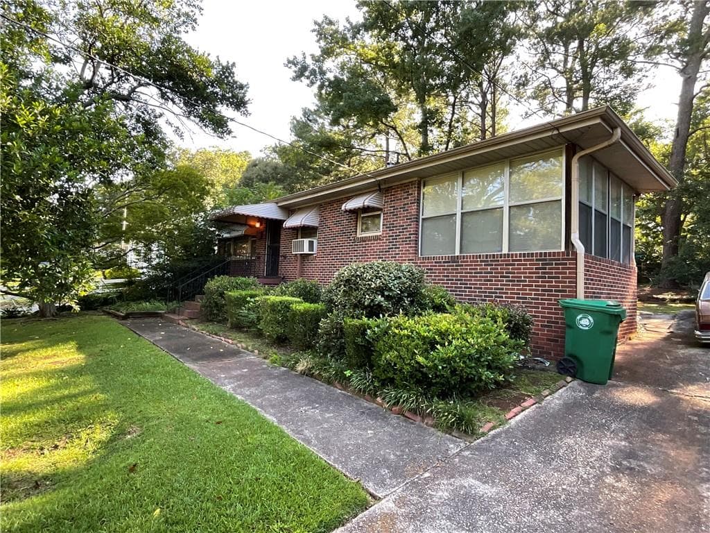 2 bedroom, 1 bathroom, 1,008 sq ft single family residence for sale at 2086 Edgemore Drive, Atlanta, GA 30316 — photo 1 of 44