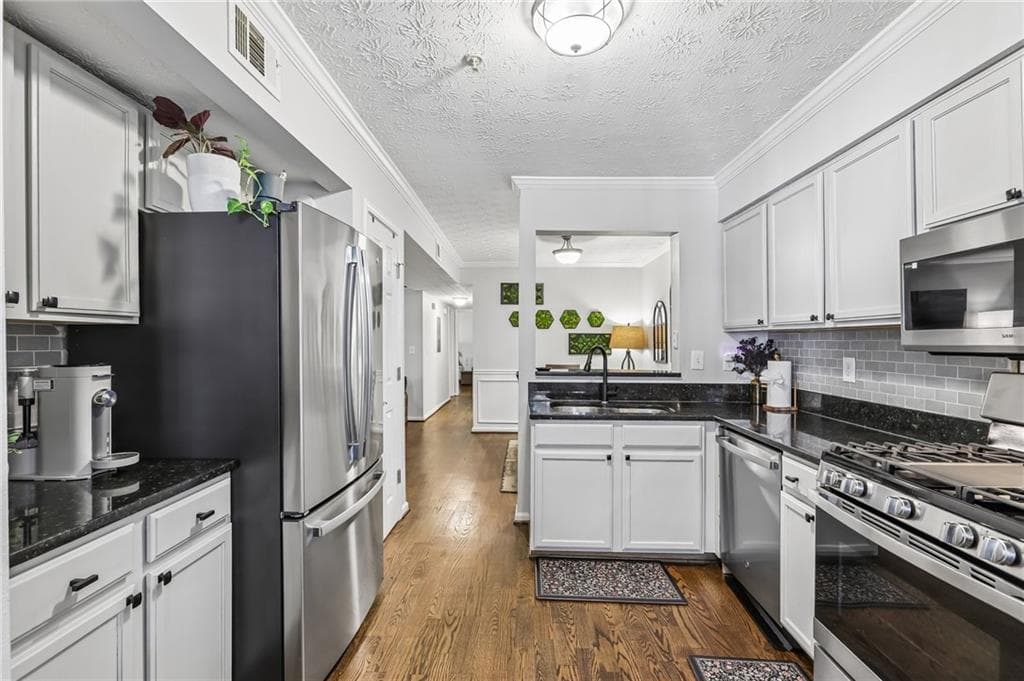 2 bedroom, 2 bathroom, 1,236 sq ft condominium for sale at 3940 Riverlook Parkway 101, Marietta, GA 30067 — photo 6