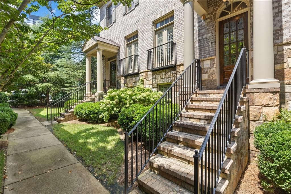 3 bedroom, 4 bathroom, 2,875 sq ft townhouse for sale at 3671 Manor Brook Terrace, Atlanta, GA 30319 — photo 3