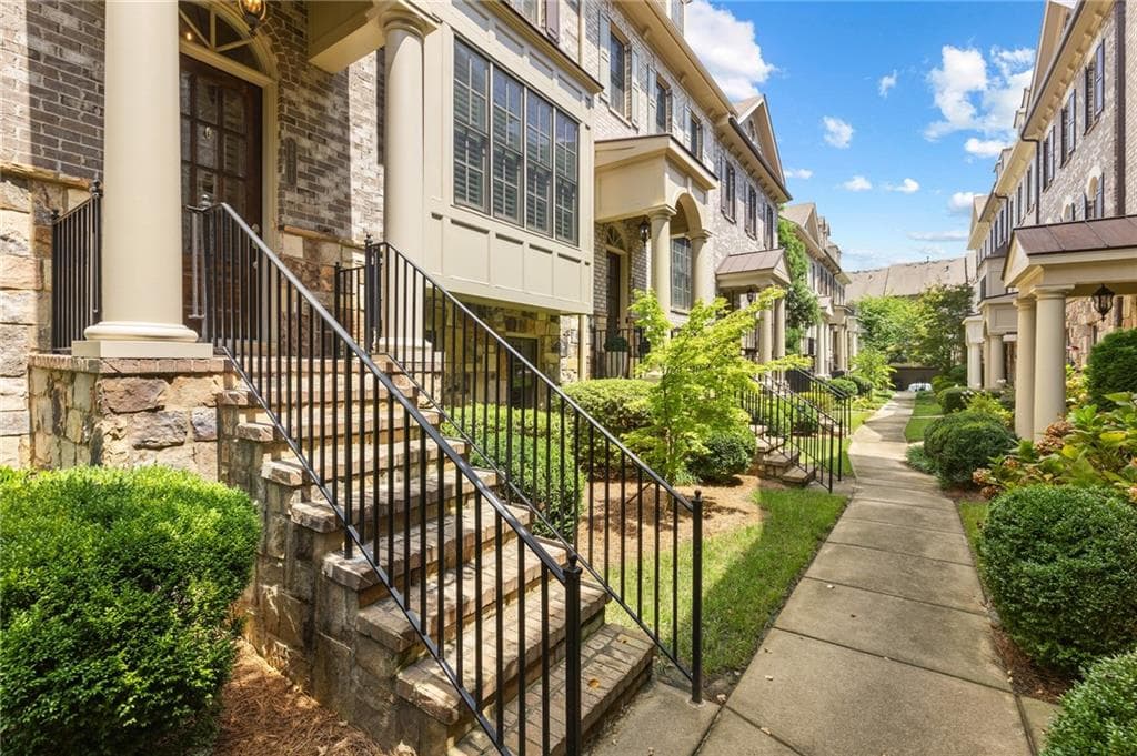 3 bedroom, 4 bathroom, 2,875 sq ft townhouse for sale at 3671 Manor Brook Terrace, Atlanta, GA 30319 — photo 2