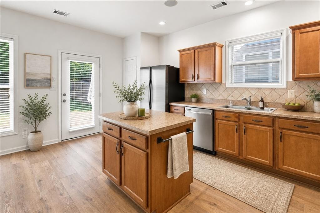 4 bedroom, 3 bathroom, 2,076 sq ft single family residence under contract at 3342 Briaroak Drive, Duluth, GA 30096 — photo 3