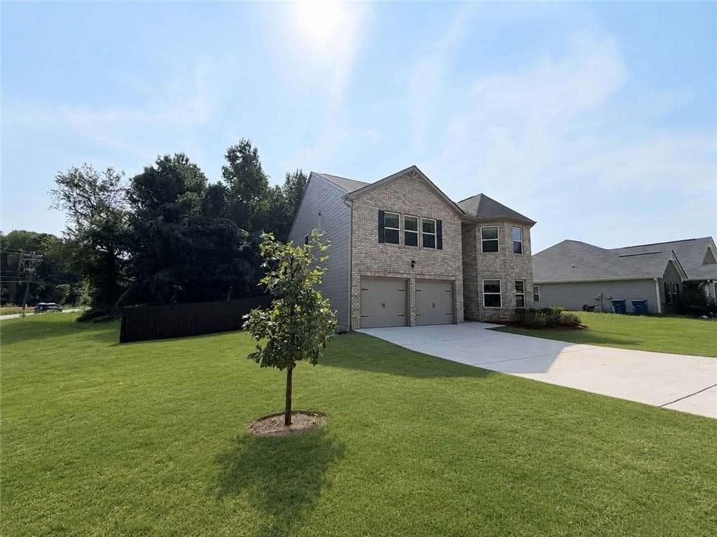 5 bedroom, 3 bathroom, 2,432 sq ft single family residence for sale at 403 Limerick Way, Hampton, GA 30228 — photo 3