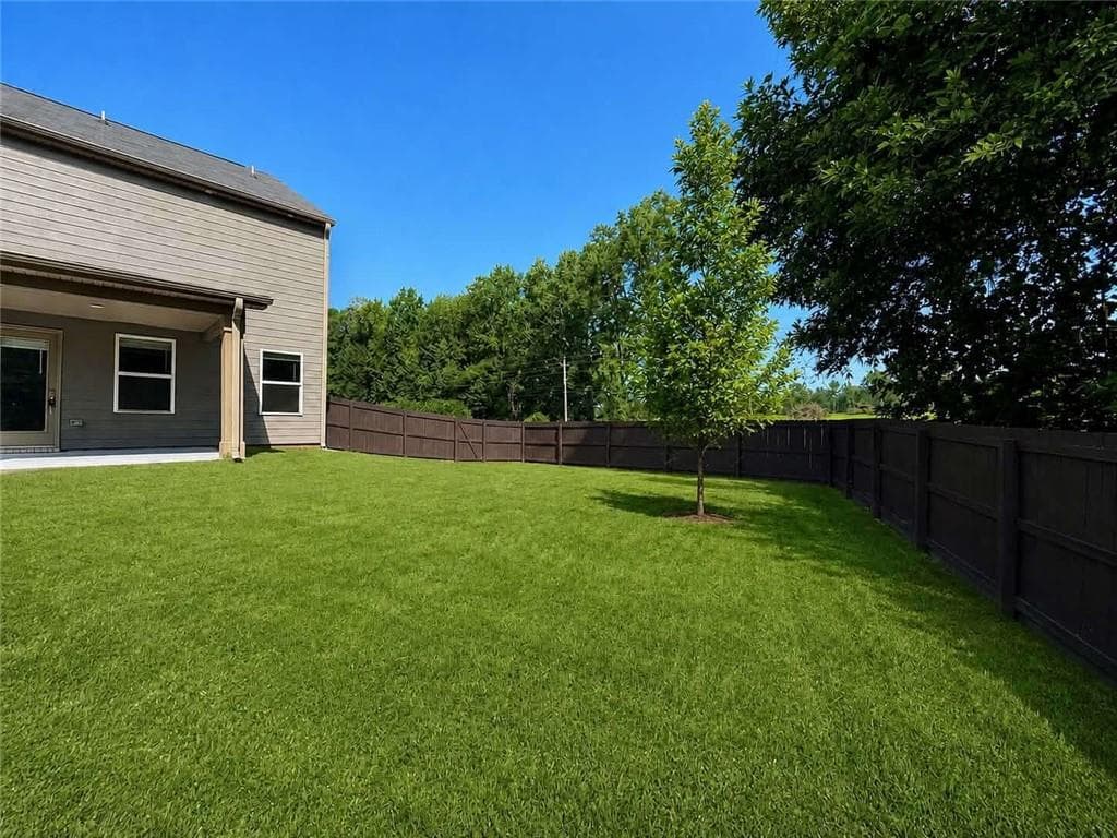 5 bedroom, 3 bathroom, 2,432 sq ft single family residence for sale at 403 Limerick Way, Hampton, GA 30228 — photo 6