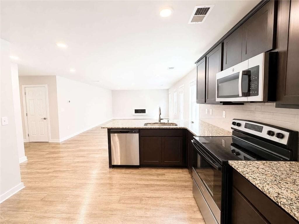 5 bedroom, 3 bathroom, 2,432 sq ft single family residence for sale at 403 Limerick Way, Hampton, GA 30228 — photo 9