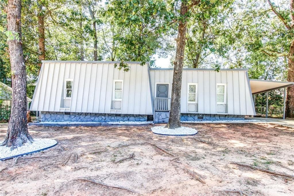 3 bedroom, 2 bathroom, 1,204 sq ft single family residence for sale at 1764 Big Horn Court, Conyers, GA 30013 — photo 2