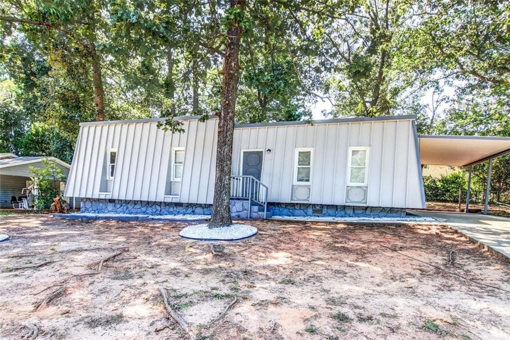 3 bedroom, 2 bathroom, 1,204 sq ft single family residence for sale at 1764 Big Horn Court, Conyers, GA 30013 — photo 3