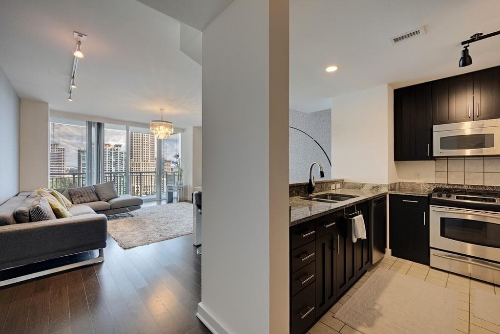 2 bedroom, 2 bathroom, 1,270 sq ft condominium for sale at 3338 Peachtree Road 1807, Atlanta, GA 30326 — photo 3