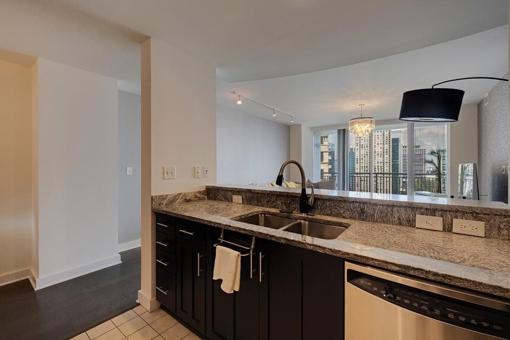 2 bedroom, 2 bathroom, 1,270 sq ft condominium for sale at 3338 Peachtree Road 1807, Atlanta, GA 30326 — photo 5