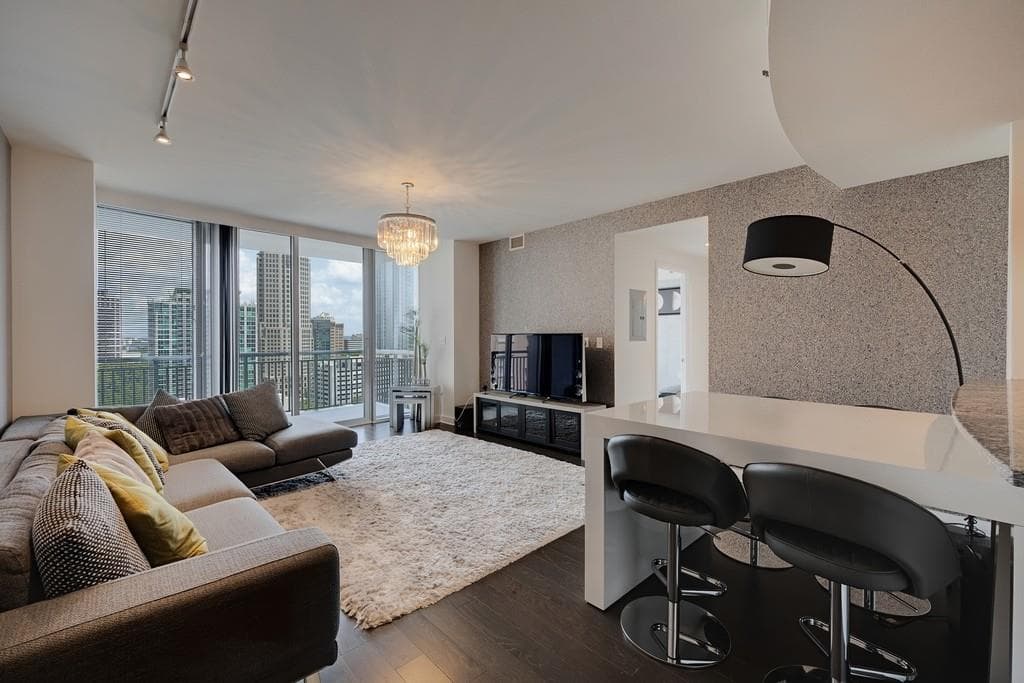 2 bedroom, 2 bathroom, 1,270 sq ft condominium for sale at 3338 Peachtree Road 1807, Atlanta, GA 30326 — photo 6