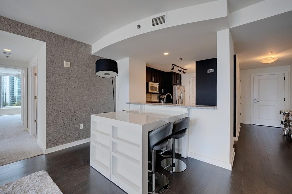 2 bedroom, 2 bathroom, 1,270 sq ft condominium for sale at 3338 Peachtree Road 1807, Atlanta, GA 30326 — photo 7