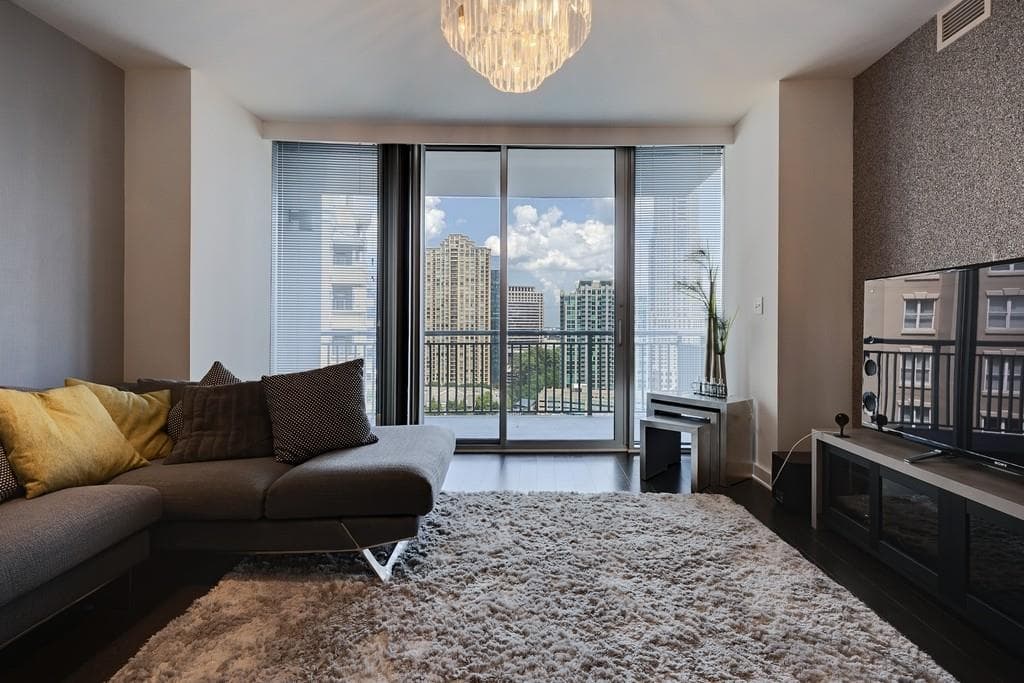 2 bedroom, 2 bathroom, 1,270 sq ft condominium for sale at 3338 Peachtree Road 1807, Atlanta, GA 30326 — photo 8