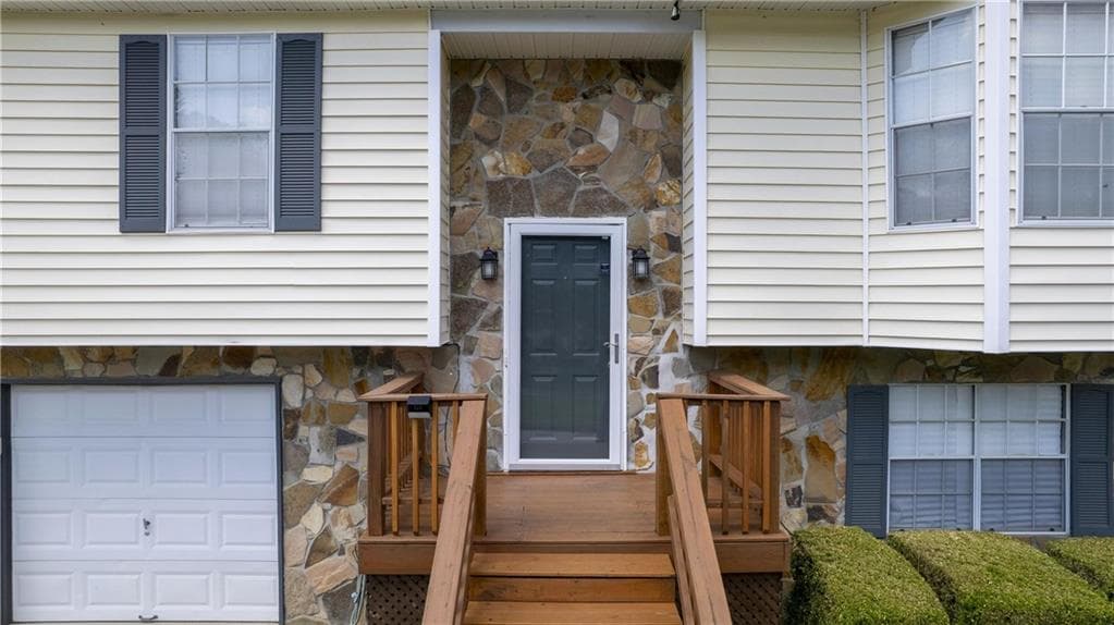 4 bedroom, 3 bathroom, 2,000 sq ft single family residence under contract at 1046 Redan Trace, Stone Mountain, GA 30088 — photo 4