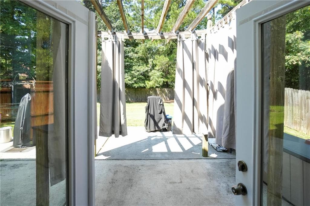 4 bedroom, 3 bathroom, 2,000 sq ft single family residence under contract at 1046 Redan Trace, Stone Mountain, GA 30088 — photo 9