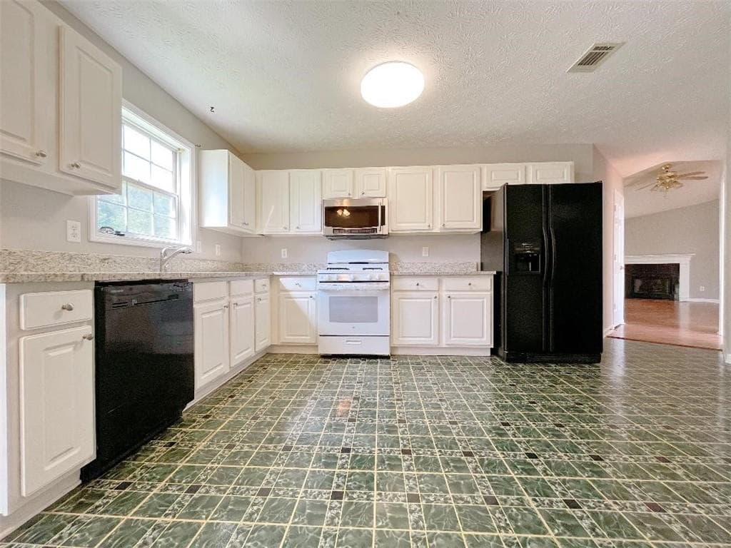 4 bedroom, 2 bathroom, 1,896 sq ft single family residence for rent at 408 Lee Miller Drive, Suwanee, GA 30024 for $2,300 a month — photo 7