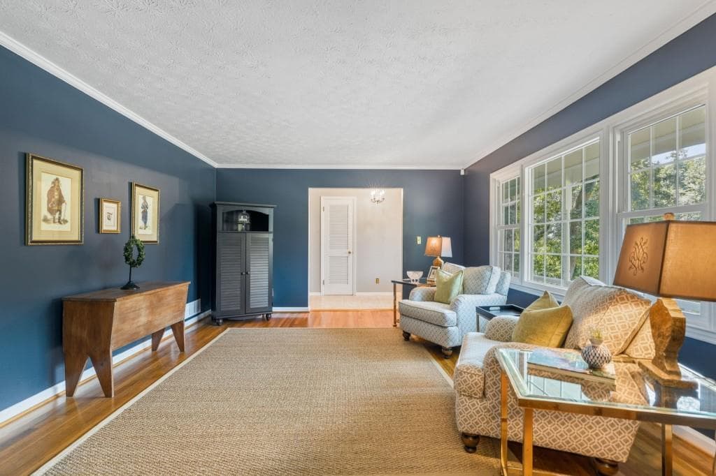 4 bedroom, 3 bathroom, 2,860 sq ft single family residence under contract at 260 Abington Drive, Sandy Springs, GA 30328 — photo 3
