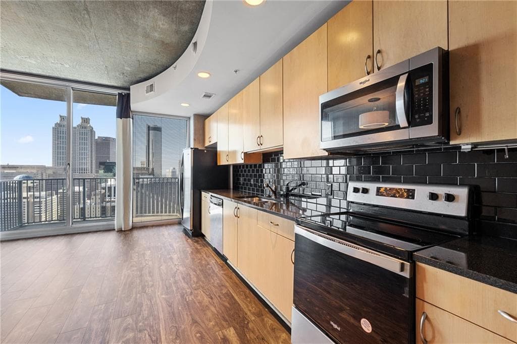 1 bedroom, 1 bathroom, 730 sq ft condominium for rent at 400 W Peachtree Street 3707, Atlanta, GA 30308 for $1,995 a month — photo 5