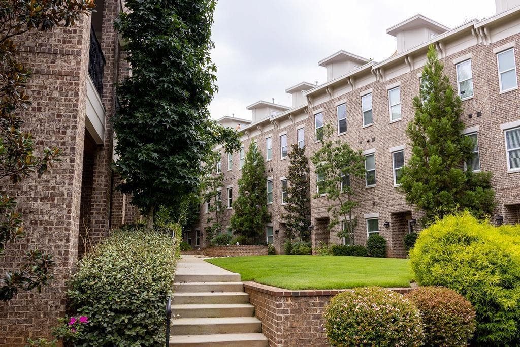 3 bedroom, 4 bathroom, 2,764 sq ft townhouse for sale at 347 Brownstones Circle, Atlanta, GA 30312 — photo 2