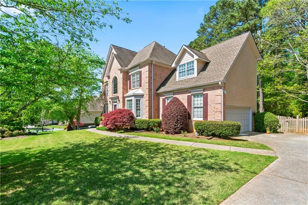 5 bedroom, 4 bathroom, 3,957 sq ft single family residence for rent at 7205 Fawn Lake Drive, Alpharetta, GA 30005 for $5,000 a month — photo 3