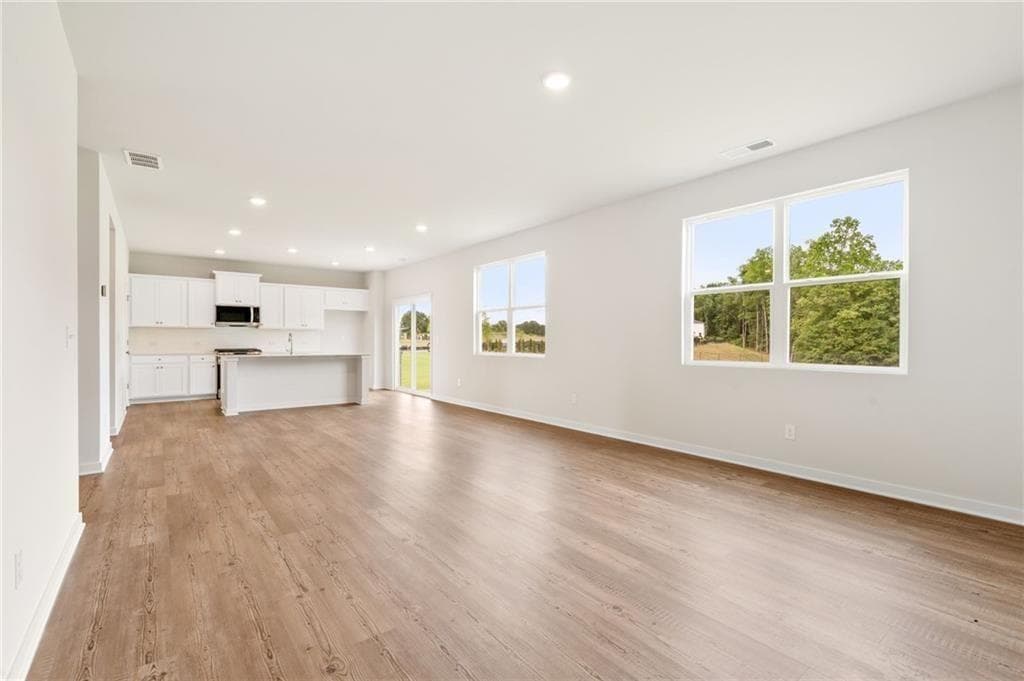 5 bedroom, 3 bathroom, 2,570 sq ft single family residence for sale at 548 Baynes Court, Mcdonough, GA 30253 — photo 3