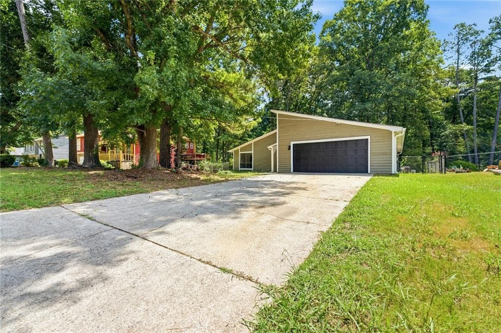 3 bedroom, 2 bathroom, 1,784 sq ft single family residence for sale at 6350 Beethoven Circle, Riverdale, GA 30296 — photo 3