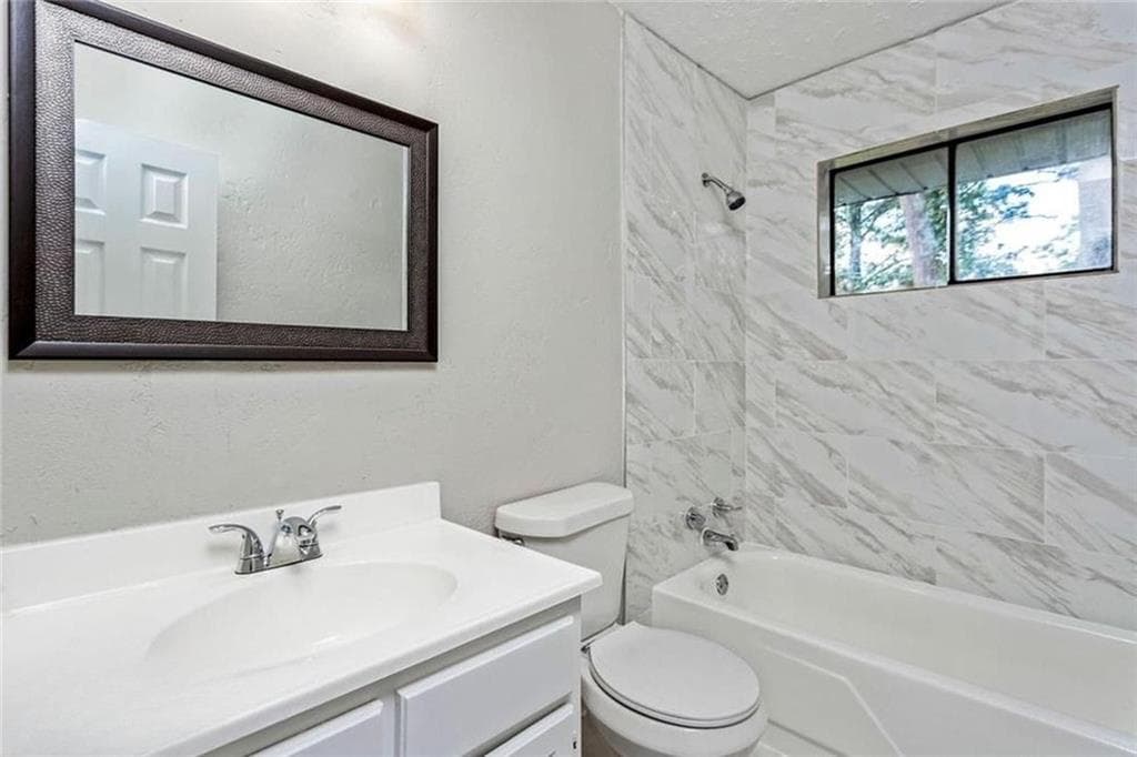 4 bedroom, 2 bathroom, 1,425 sq ft single family residence for sale at 7124 Lady Heidi Court, Jonesboro, GA 30236 — photo 7