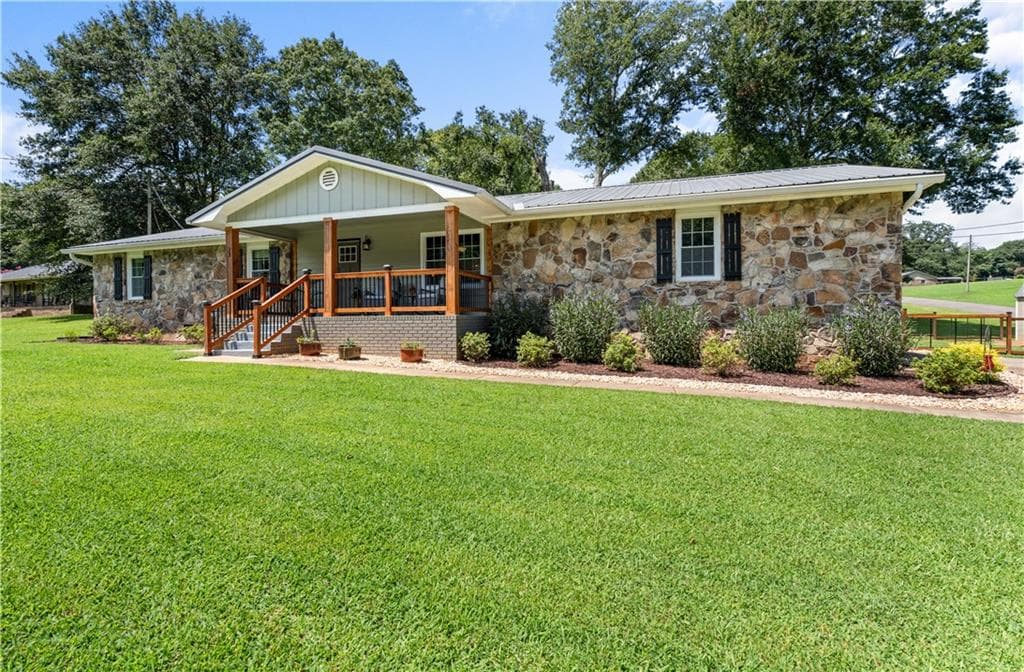 3 bedroom, 2 bathroom, 1,677 sq ft single family residence under contract at 23 Oakwood Drive, Cedartown, GA 30125 — photo 3