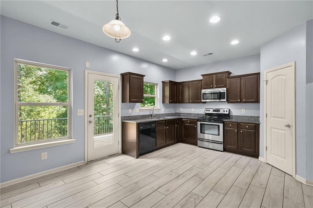 3 bedroom, 3 bathroom, 2,112 sq ft single family residence for sale at 828 Pine Lane, Lawrenceville, GA 30043 — photo 9