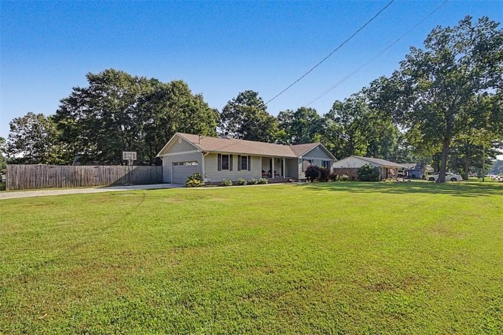4 bedroom, 3 bathroom, 2,190 sq ft single family residence for sale at 26 Gray Rock Drive, Rome, GA 30165 — photo 2