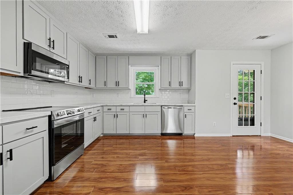 3 bedroom, 2 bathroom, 1,296 sq ft single family residence for sale at 1312 Smokerise Lane, Auburn, GA 30011 — photo 5