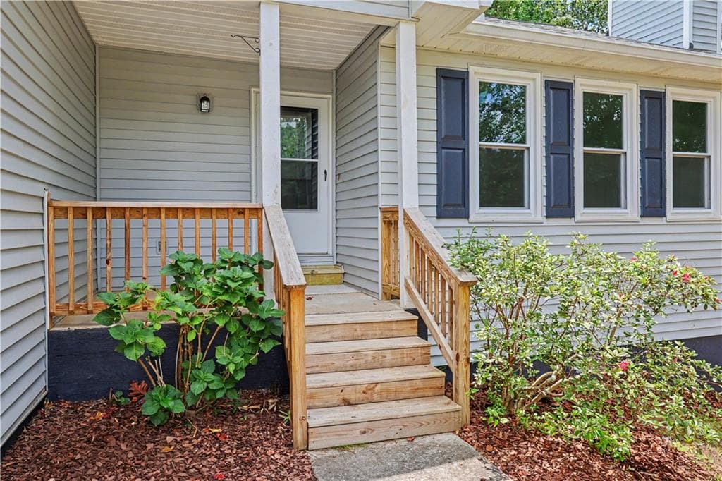 3 bedroom, 2 bathroom, 1,296 sq ft single family residence for sale at 1312 Smokerise Lane, Auburn, GA 30011 — photo 3