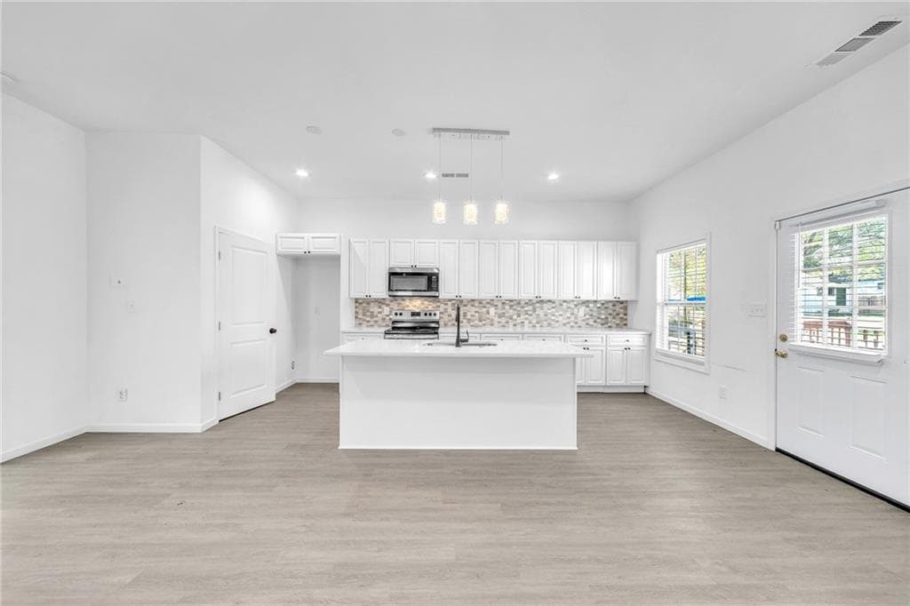 3 bedroom, 2 bathroom, 2,346 sq ft single family residence under contract at 1136 Oak Knoll Terrace, Atlanta, GA 30315 — photo 9