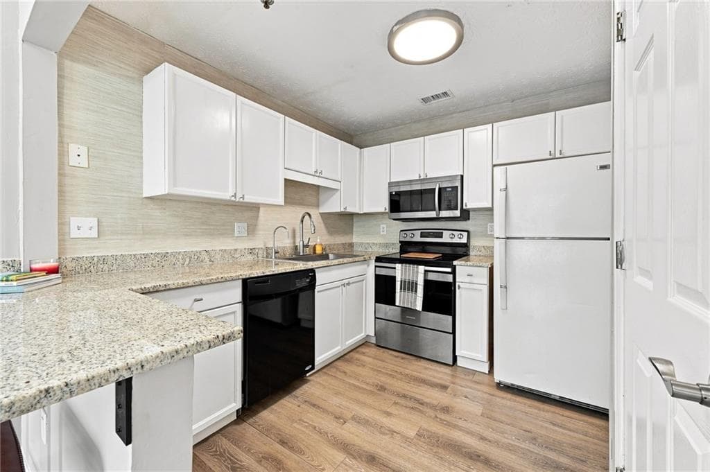 1 bedroom, 1 bathroom, 700 sq ft condominium for sale at 225 Bentley Place, Tucker, GA 30084 — photo 4