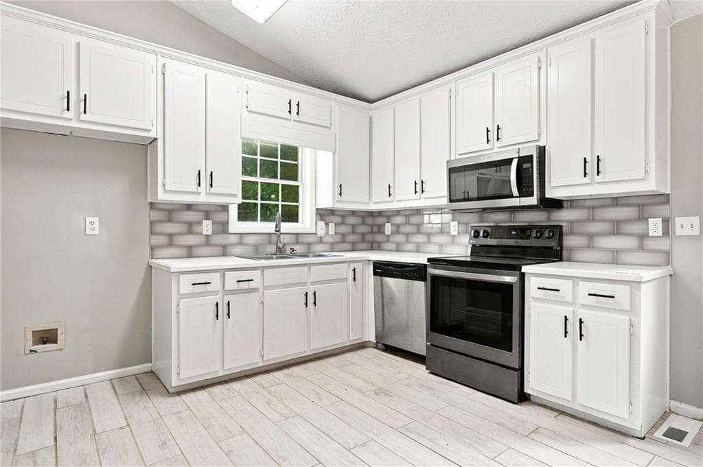 3 bedroom, 2 bathroom, 1,140 sq ft single family residence for sale at 3949 Edgebrook Drive, Flowery Branch, GA 30542 — photo 3