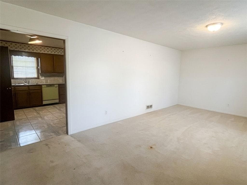 3 bedroom, 2 bathroom, 1,652 sq ft single family residence for sale at 279 Timberland Trail, Riverdale, GA 30274 — photo 3