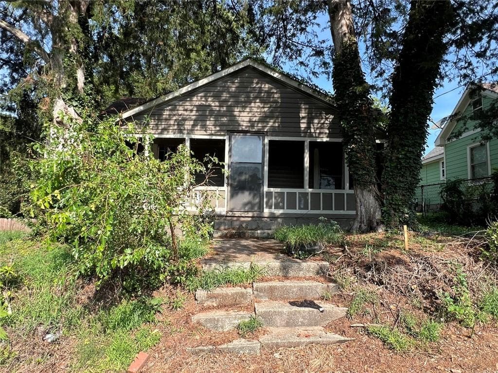 2 bedroom, 1 bathroom, 768 sq ft single family residence for sale at 729 High Street, Gainesville, GA 30501