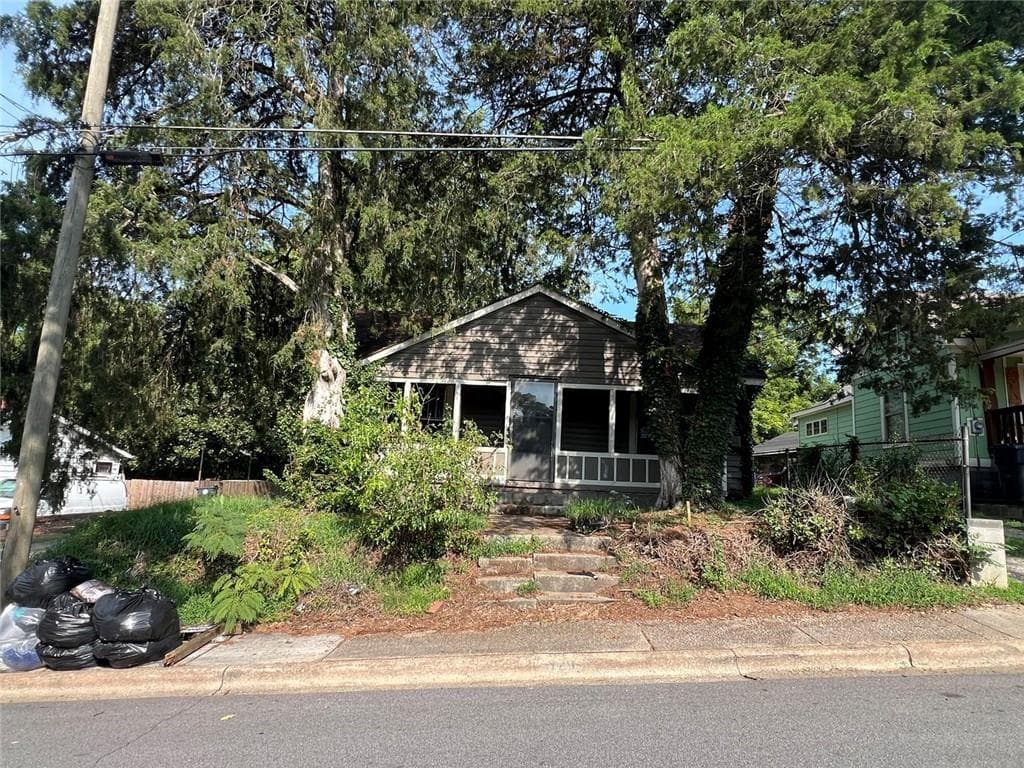 2 bedroom, 1 bathroom, 768 sq ft single family residence for sale at 729 High Street, Gainesville, GA 30501 — photo 2