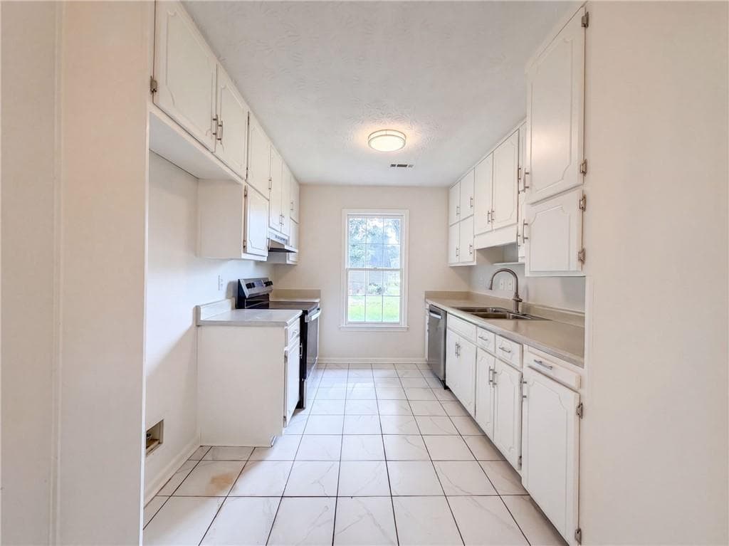 3 bedroom, 2 bathroom, 1,234 sq ft single family residence under contract at 6120 Dorchester Drive, Rex, GA 30273 — photo 2
