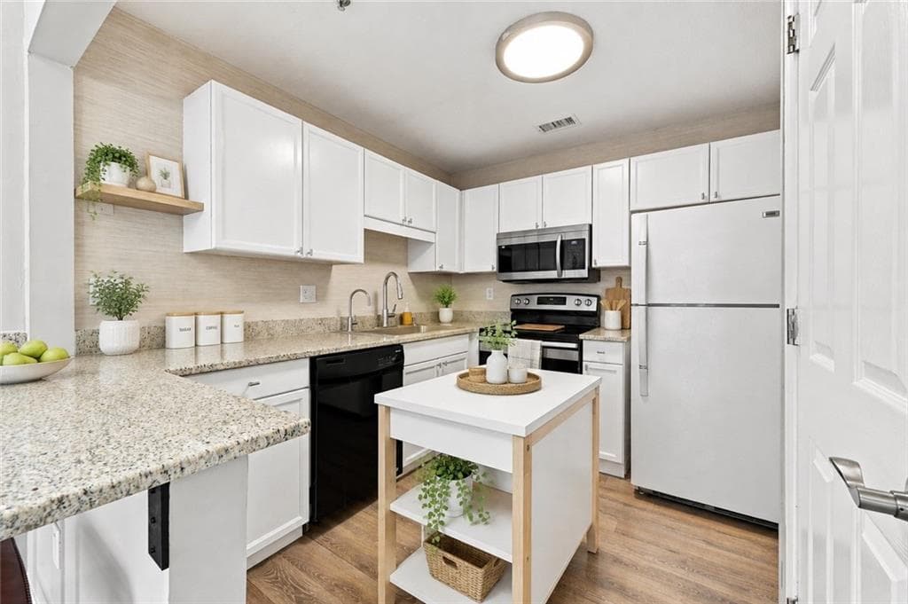 1 bedroom, 1 bathroom, 700 sq ft condominium for sale at 225 Bentley Place, Tucker, GA 30084 — photo 3