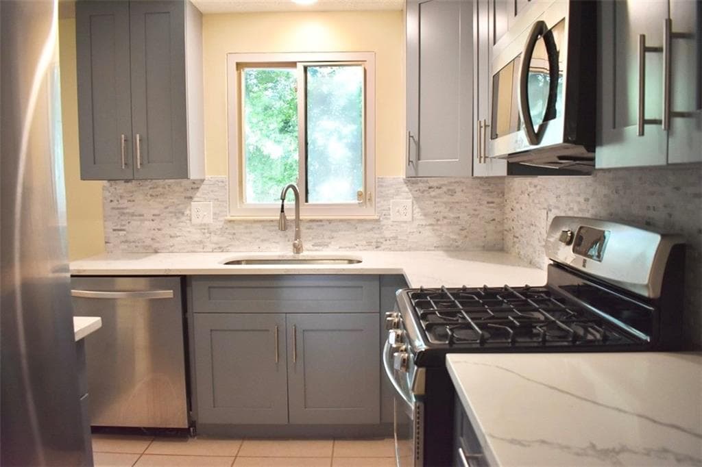 3 bedroom, 2 bathroom, 1,728 sq ft single family residence for sale at 355 Olde Bridge Way, Johns Creek, GA 30022 — photo 2