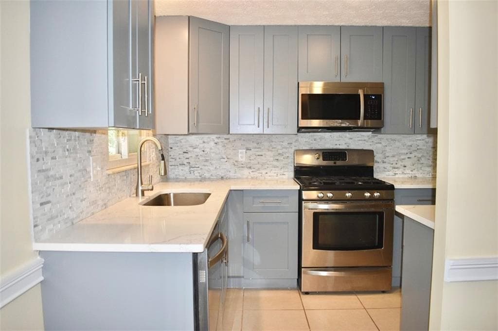 3 bedroom, 2 bathroom, 1,728 sq ft single family residence for sale at 355 Olde Bridge Way, Johns Creek, GA 30022 — photo 3