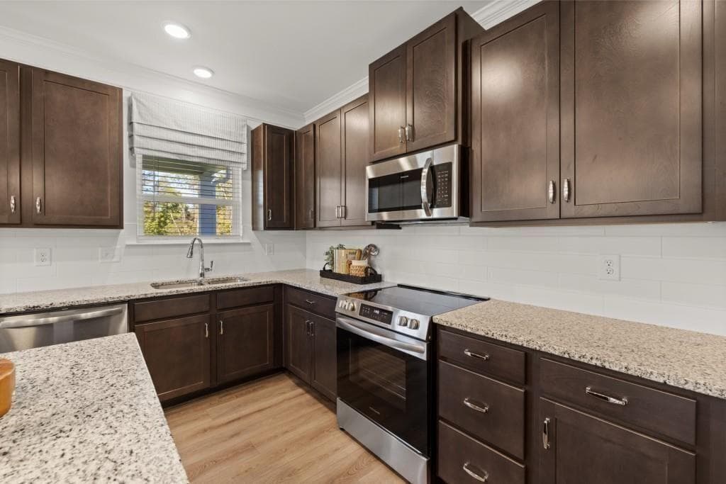 4 bedroom, 3 bathroom, 2,372 sq ft single family residence under contract at 557 Grover Street, Hoschton, GA 30548 — photo 4