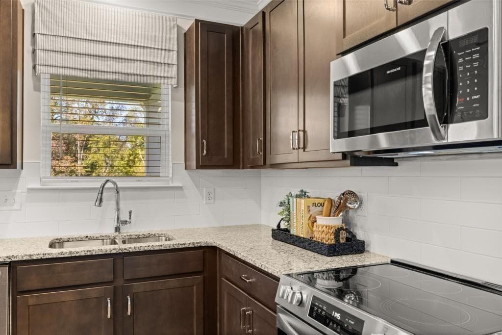4 bedroom, 3 bathroom, 2,372 sq ft single family residence under contract at 557 Grover Street, Hoschton, GA 30548 — photo 8