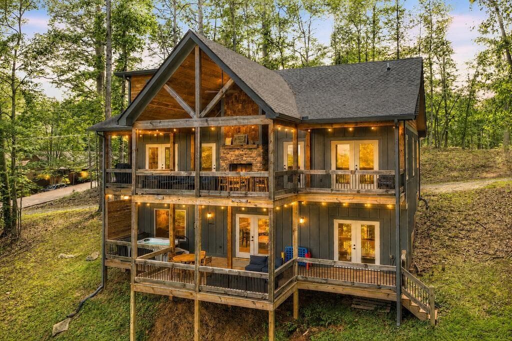 3 bedroom, 3 bathroom, 2,430 sq ft single family residence under contract at 518 Mango Lane, Ellijay, GA 30540